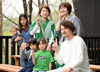 20240427 上妻家の一部の皆さん 大学時代の友人のご家族ですが、お爺ちゃんと・義理の息子さんは仕事で参加できませんでした。残念！しかし50年来のお付き合いでお子様方もすっかり大人になり、お孫さんも出来！素敵なご家族になっていました！！！【小啄木FanClub】