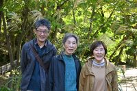 20251017 重松様ご家族 昨年に引き続きご利用頂きました！！！今回は連泊を頂き、叔母様もご一緒です！！！中日は生憎雨模様でしたが、近辺の道の駅巡りをされましたが、お母様には大変疲れたご様子でした。温泉に浸かり元気を取り戻され、料理も美味しいを連発頂き完食に『感謝』！！！自然農法など興味深いお話もお聞きし楽しい時間を過ごさせて頂きました。古民家の再生も頑張って下さいね！！！楽しみ？にしております！！！
