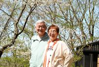 20260425 高橋様ご夫妻 ご満足を頂きました！！！日頃の行ないの所為！？か貸切となり天候にも恵まれ『小啄木の山桜』も満開でお迎え出来ました。同業他社の先輩とお聞きし、親近感を持ってしまいました。毎月、ご夫婦で旅行に行かれるとの事、大変羨ましく思いますが、健康に留意頂き、趣味の卓球をご夫婦で頑張って下さいね！！！ありがとうございました。合掌