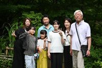 20260712 冨田様・井上様ご家族 おじい様の喜寿のお祝いでご利用頂きました。お山のじぃ～じより6歳年上ですが、とってもお元気で先日も秋田方面へイワナ釣に行ってこられたとか！（クマよけ準備も万全に）これからも元気にお過ごし下さいね！！！お孫さん三人もとっても元気で夜には花火、朝にはノコギリクワガタを見つけましたが、心優しく逃がしてあげていました『感謝』です！！！また皆さんでお帰り下さいね！！！待っています！！！